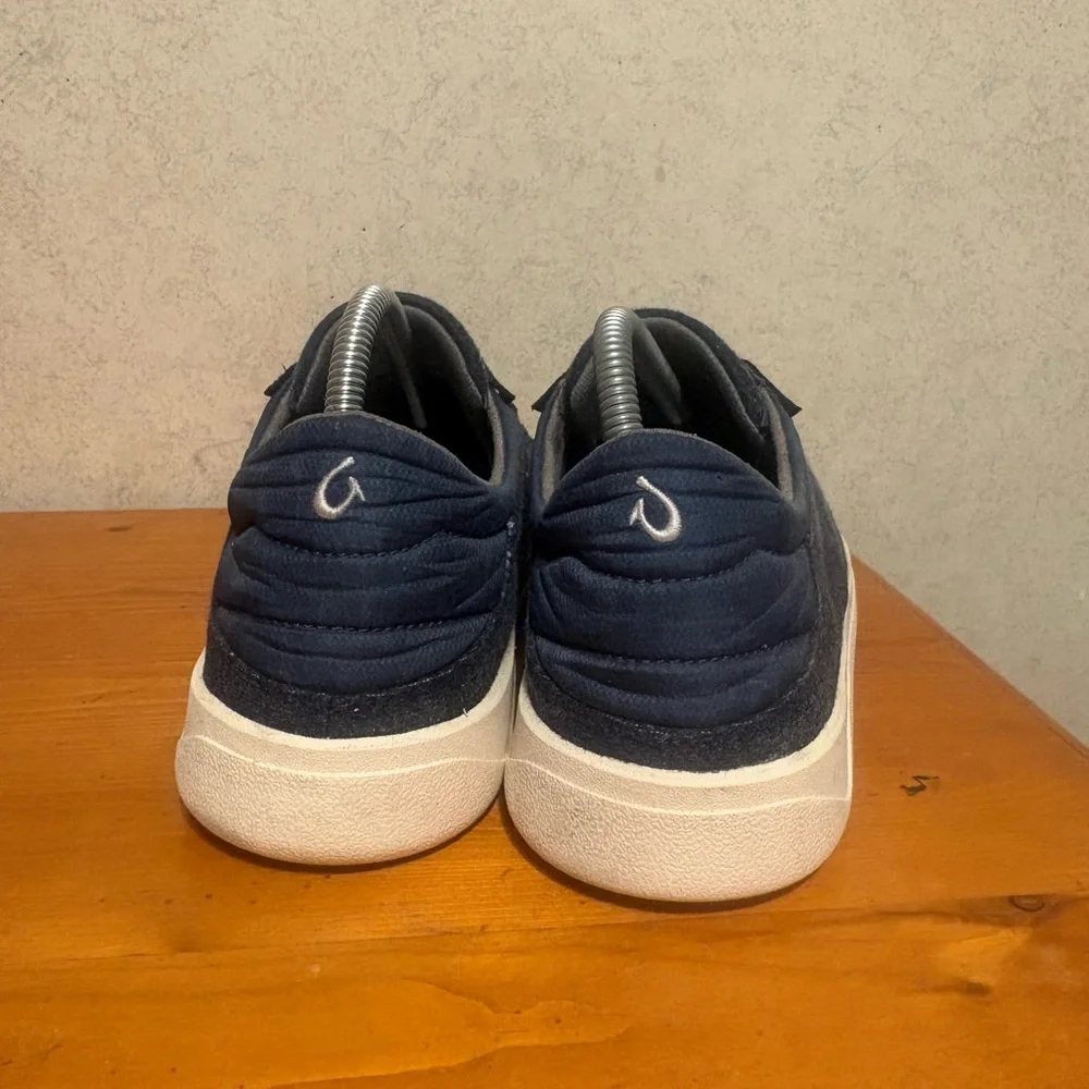 OluKai Puliki Men's Low-Top Sneakers in Navy and White Size 9